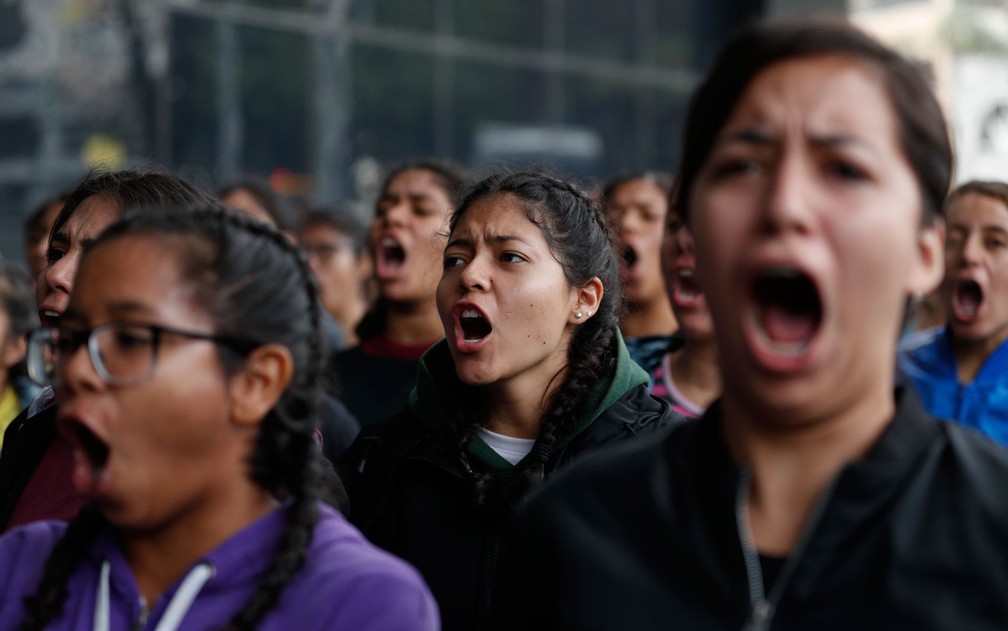 Alunas de uma escola no estado de Chihuahua participam de protesto com familiares dos 43 estudantes de Ayotzinapa desaparecidos há cinco anos, do lado de fora do escritório do procurador geral, na Cidade do México, na quarta-feira (25) — Foto: AP Photo/Rebecca Blackwell