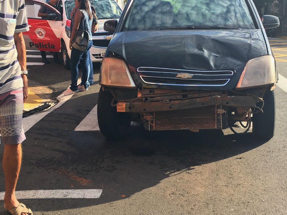 Acidente entre motocicleta e carro foi registrado no Centro — Foto: Stephanie Fonseca/G1