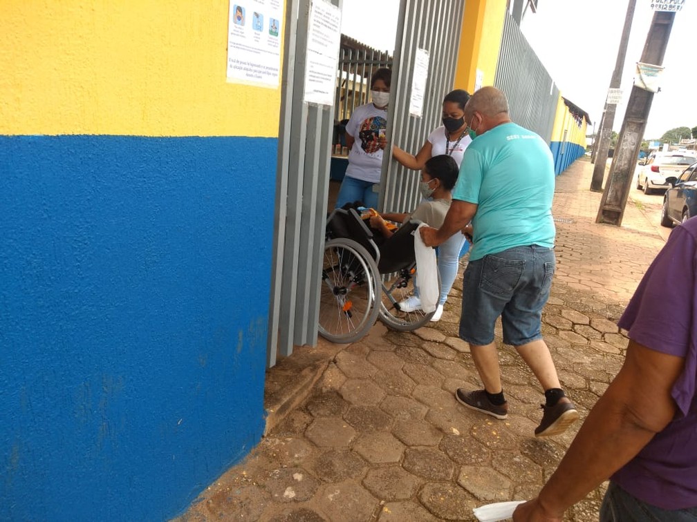 Enem 2020: Barbara Juliane, de 25 anos, entra na escola em Porto Velho para segunda prova — Foto: Jheniffer Núbia/G1
