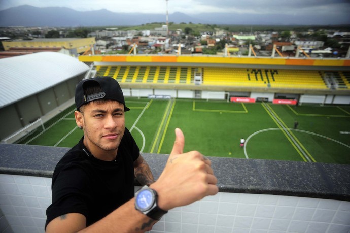 Neymar no Instituto Neymar Jr. (Foto: Marcos Ribolli / GloboEsporte.com)