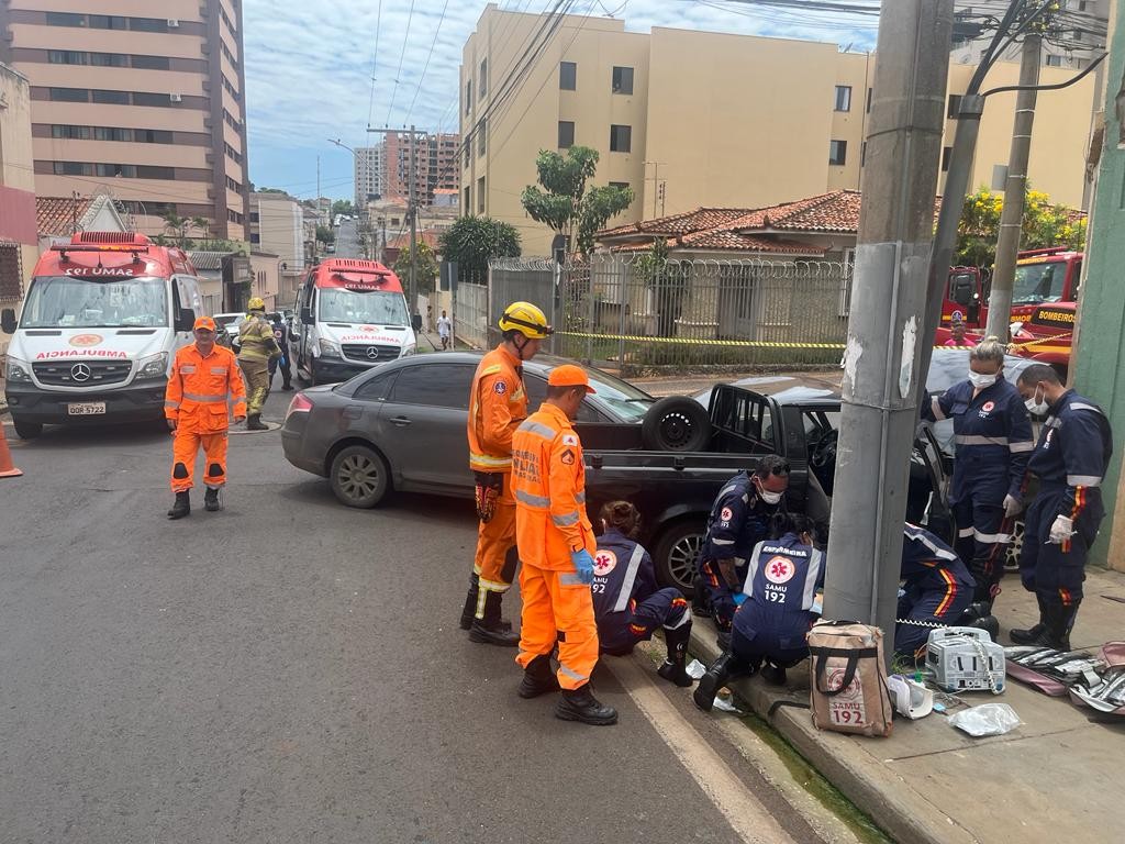 Motorista morre após bater em outro carro no Bairro Abadia em Uberaba