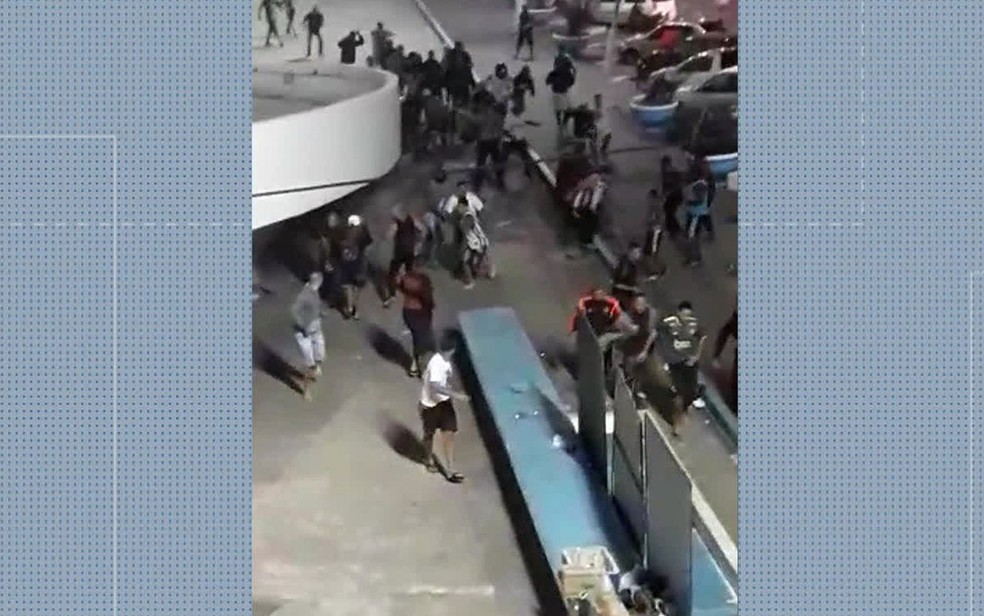 Confus&atilde;o entre torcedores flamenguistas e vasca&iacute;nos provoca tumulto durante distribui&ccedil;&atilde;o de cestas b&aacute;sicas a moradores de rua &mdash; Foto: Reprodu&ccedil;&atilde;o/TV Globo