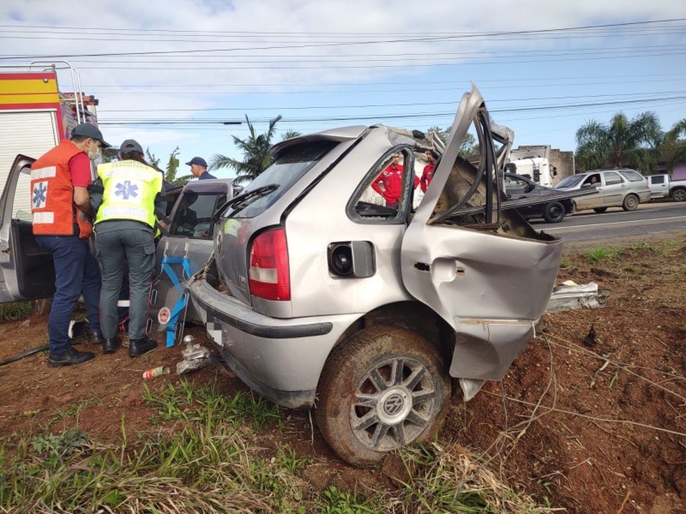 Parte de trás de carro que se partiu ao meio após bater em poste em Içara — Foto: CBM/Divulgação