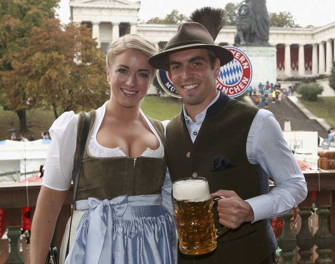 Craques do Bayern de Munique aproveitam o domingo na Oktoberfest