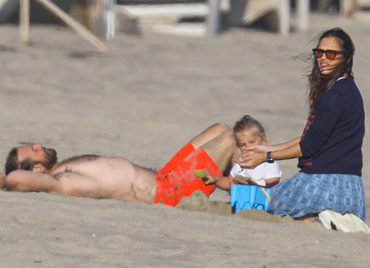 Bradley Cooper e a filha, Lea, passaram o dia com Jennifer Garner em praia de Malibu (Foto: The Grosby Group)