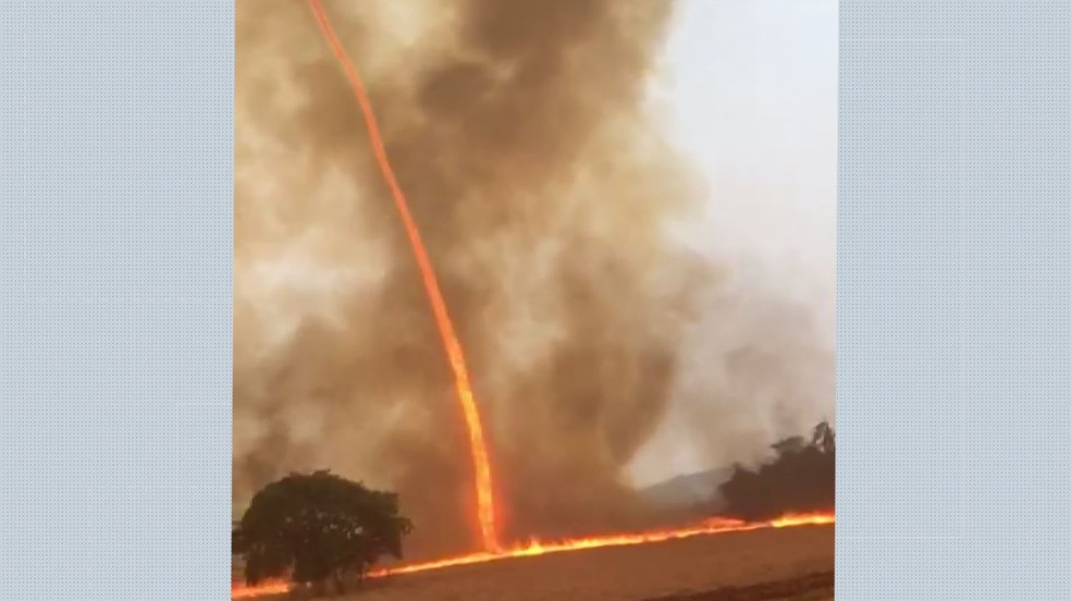 Redemoinho de fogo em rea rural de Ipu, SP, na tarde desta segunda-feira (5)  Foto: Anderson Tavares Dias