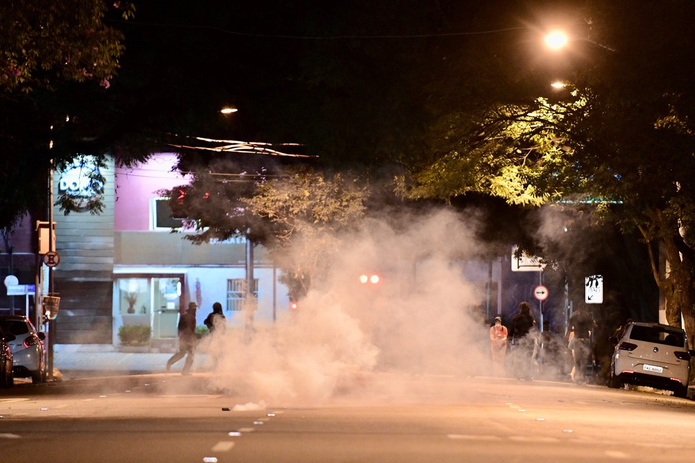 Tumulto entre policiais e manifestantes durante protesto no Largo do Batata na cidade de São Paulo, neste domingo (7) — Foto: Ettore Chiereguini/AGIF - Agência de Fotografia/Estadão Conteúdo