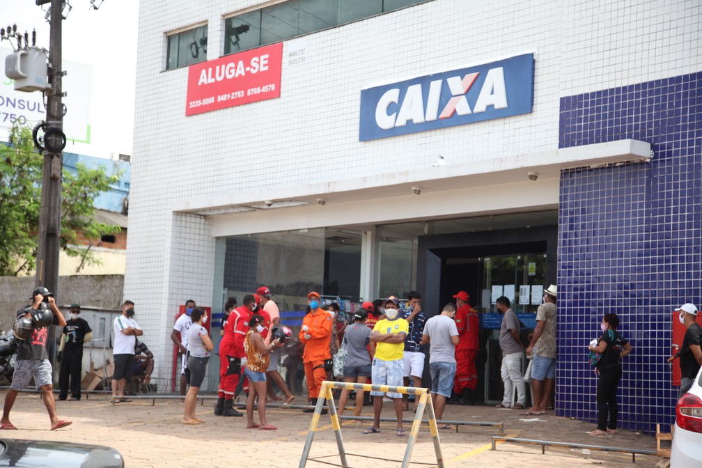 SÃO LUÍS (MA) - Bombeiros tentam organizar filas na agência da Caixa Econômica na área Itaqui-Bacanga, no terceiro dia de 'lockdown'. — Foto: Rafaelle Fróes/G1 MA