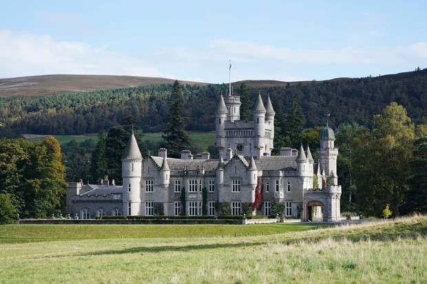 Saiba como visitar os palácios da Rainha Elizabeth no Reino Unido - Rainha Elizabeth _ Castelo de Balmoral (Foto: Getty Images)