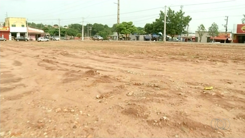 Após demolições na região da Feirinha, obras de revitalização não começaram (Foto: TV Anhanguera/Reprodução)