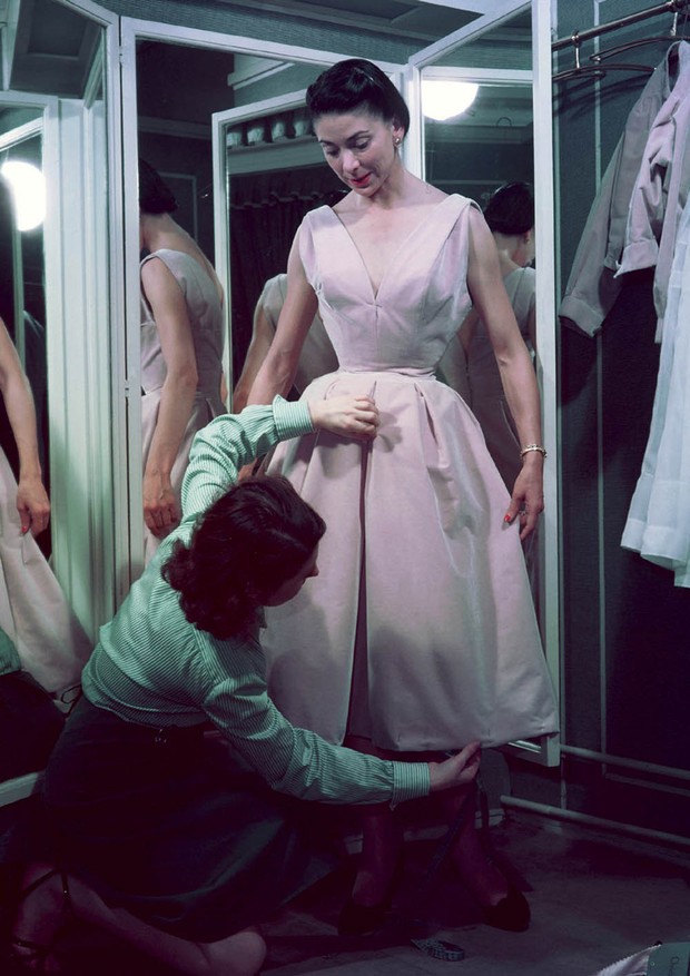Modelagem de Dior (1950) no pós-guerra (Foto: Divulgação e Reprodução)