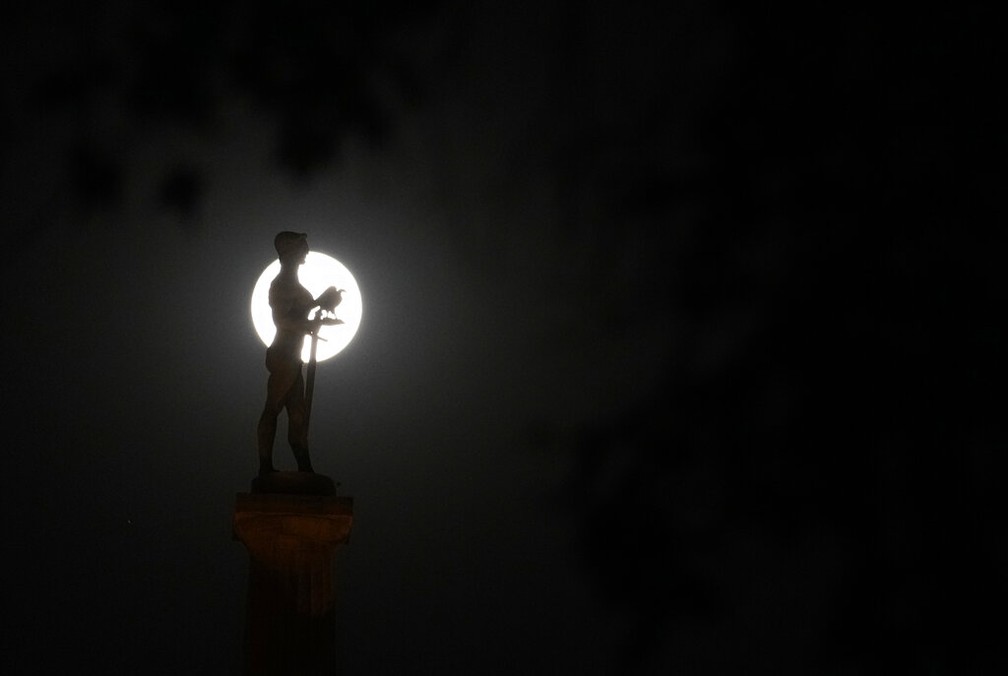 Superlua nasce atrás do monumento "The Victor", em Belgrado, na Sérvia, nesta quinta-feira 11 de agosto de 2022. — Foto: AP Photo/Darko Vojinovic