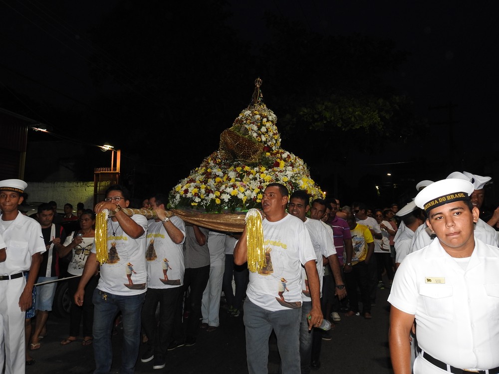 Nossa senhora foi transportava nos ombros dos fieis (Foto: Ive Rylo/ G1 AM)