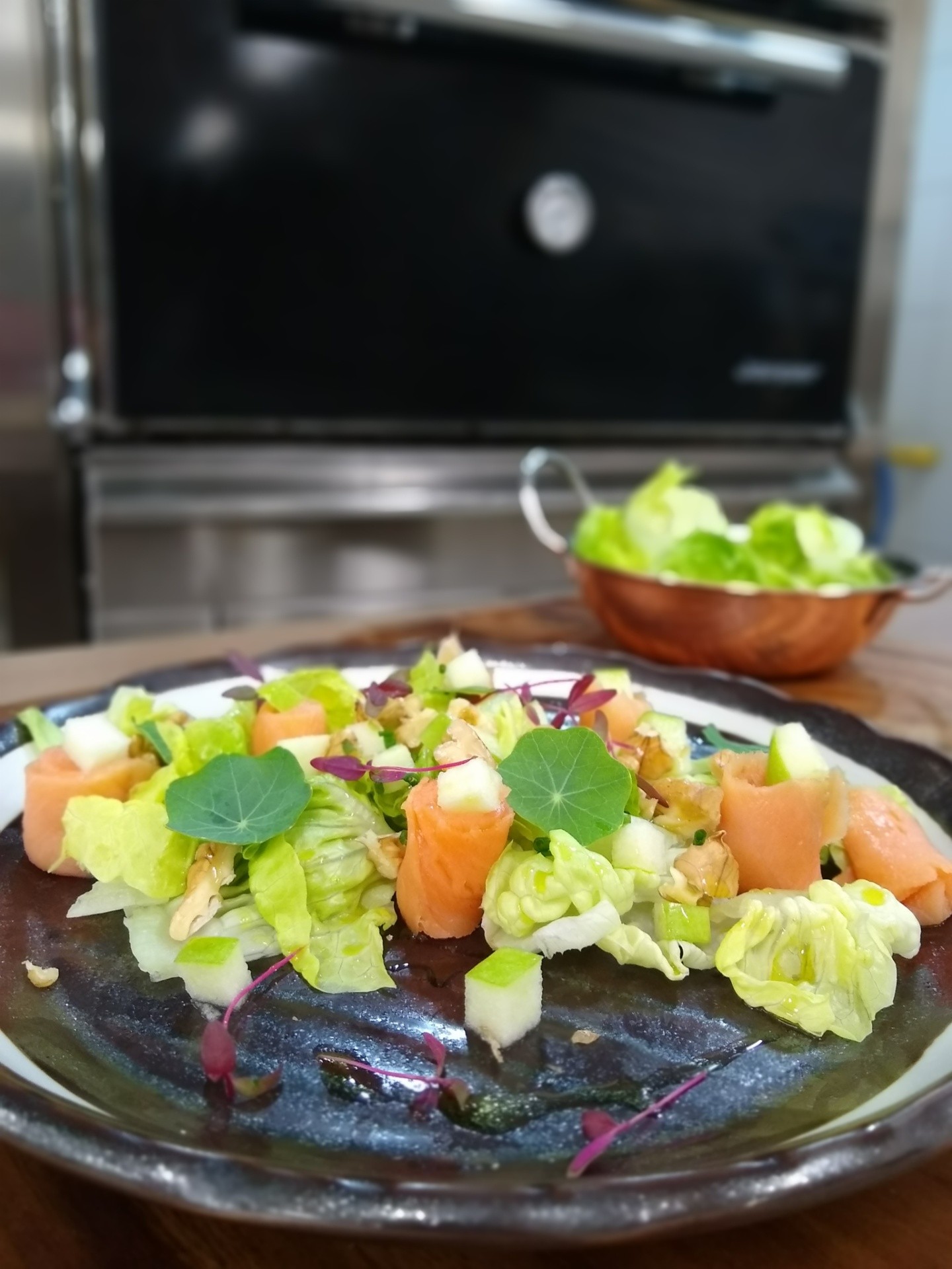 Receita de verão: salada de salmão defumado com maçã verde (Foto: Divulgação)