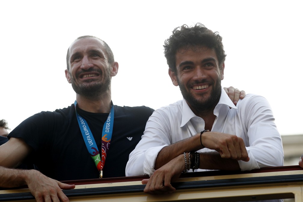Chiellini e o tenista italiano vice-campeão de Wimbledon, Matteo Berrettini, durante desfile da Itália — Foto: Guglielmo Mangiapane/Reuters