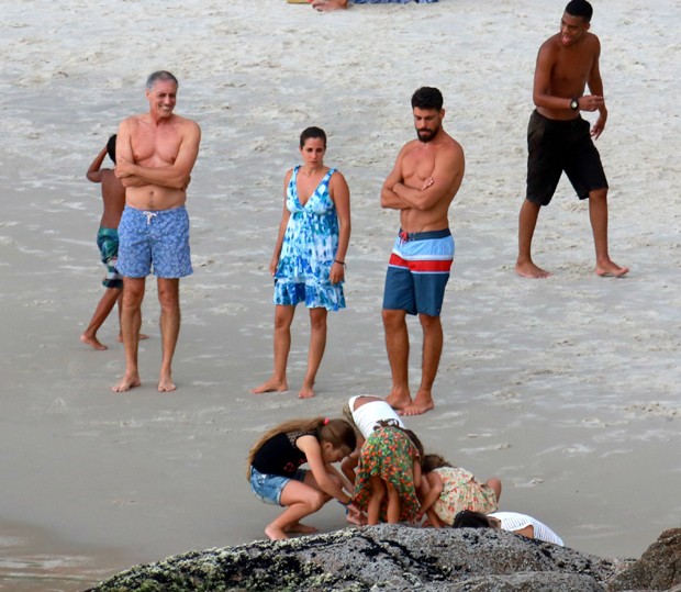 Cauã Reymond curtindo praia do Rio de Janeiro, com o pai, José Marques, e a filha, Sophia (Foto: Dilson Silva/Agnews)
