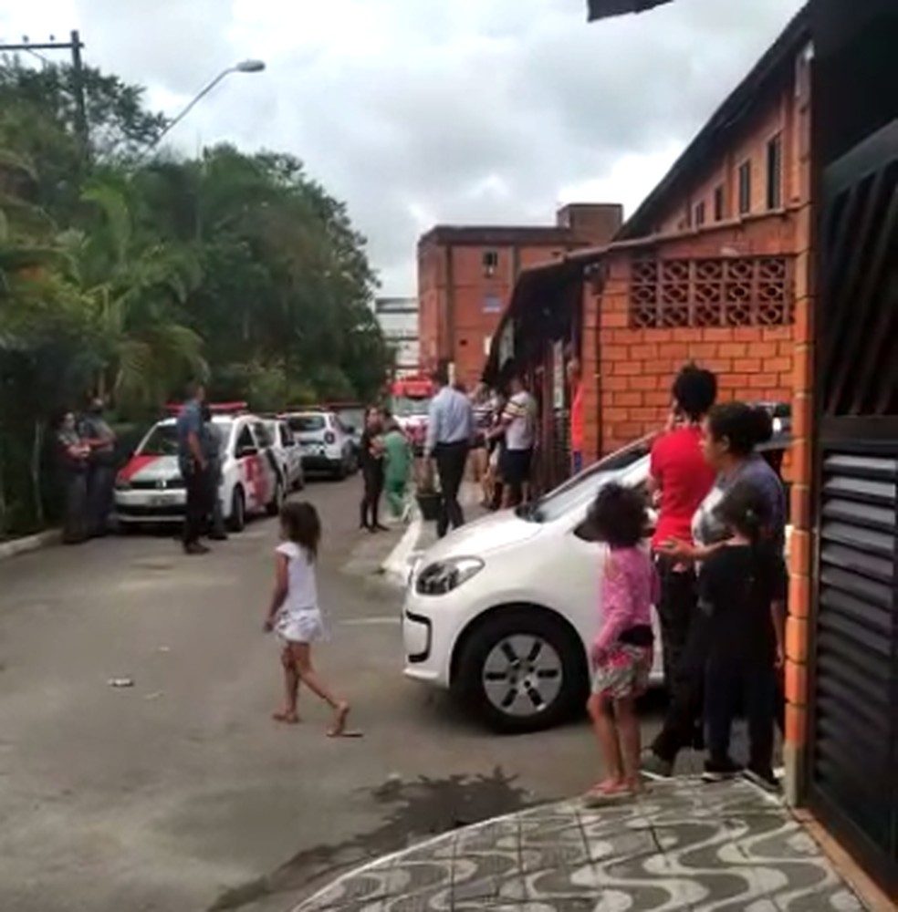 Vtima foi encontrada morta em sua residncia, na Avenida Minas Gerais, em So Vicente, SP — Foto: Reproduo