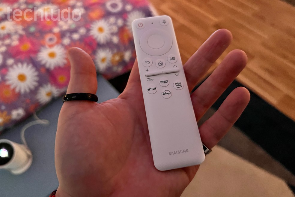 The Freestyle tem controle remoto com botões para serviços de streaming — Foto: Rubens Achilles/TechTudo