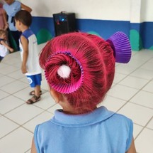 Cabelo Cupcake: alunos usam criatividade em dia de aula no Colégio Primeiro de Janeiro — Foto: Reprodução