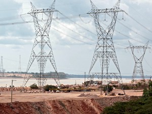 Torres com linhas de transmissão de energia começam a ser instaladas (Foto: Taísa Arruda/G1)