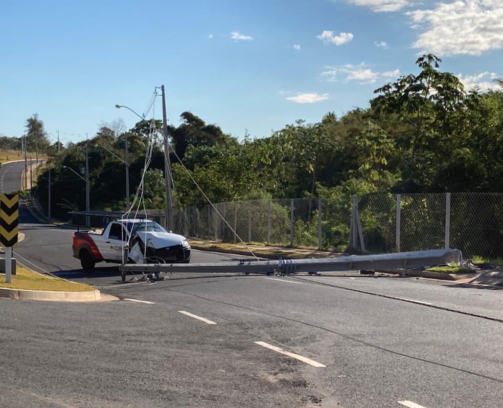 Carro bateu em poste no prolongamento da Avenida Coronel José Soares Marcondes, em Presidente Prudente — Foto: Vivian Padovan/TV Fronteira
