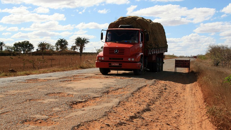 rodovia-bahia-estrada-esburacada-caminhão-logística-infraestrutura (Foto: Fotos GOVBA/CCommons)