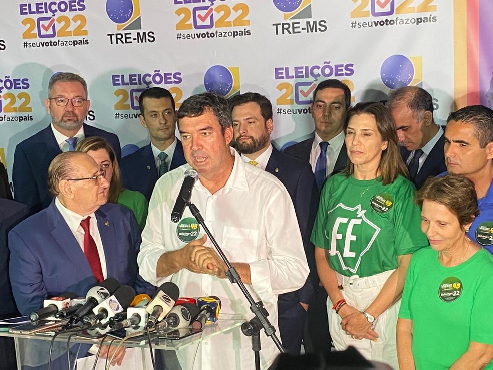 Governador eleito Eduardo Riedel acompanhou o presidente do Tribunal regional Eleitoral de Mato Grosso do Sul (TRE-MS), desembargador Paschoal Carmello Leandro, apresentar o resultado oficial da eleição — Foto: Rafaela Moreira/TV Morena