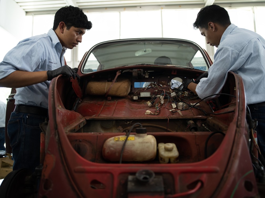 Trabalho de restauração no Fusca 1967 — Foto: Volkswagen/Divulgação