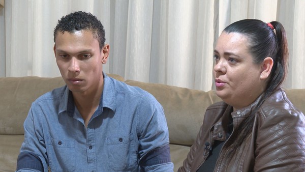 Ingrid, mãe da criança que teria sido vítima de maus-tratos em Pirassununga, ao lado do marido — Foto: Nilson Porcel/EPTV