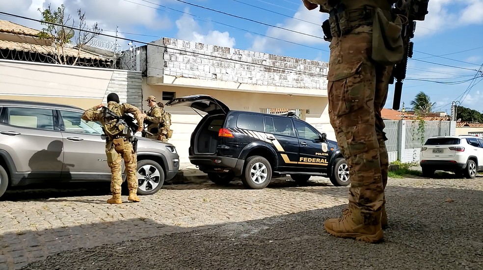 Policiais Federais cumprem mandado de prisão dentro da Operação Níquel em Natal — Foto: Geraldo Jerônimo/Inter TV Cabugi