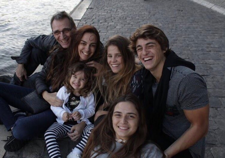 Lucas Capri com os pais e irmãos  (Foto: Reprodução)