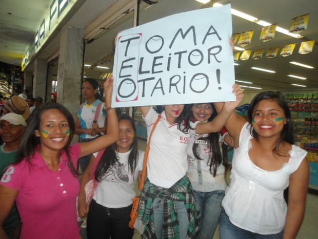 Estudantes de Arapiraca saíram às ruas com cartazes (Foto: Tony Medeiros/Tv Gazeta)