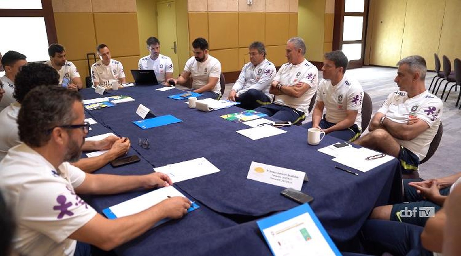 CBF divulgará amanhã os convocados sub-17, 23 e seleção principal; Tite pensa em chamar um por clube no Brasil