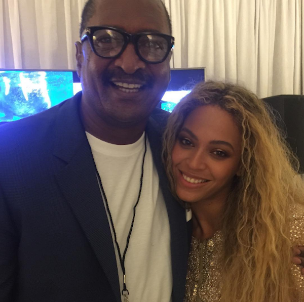 A cantora Beyoncé abraçada com seu pai e ex-empresário (Foto: Instagram)