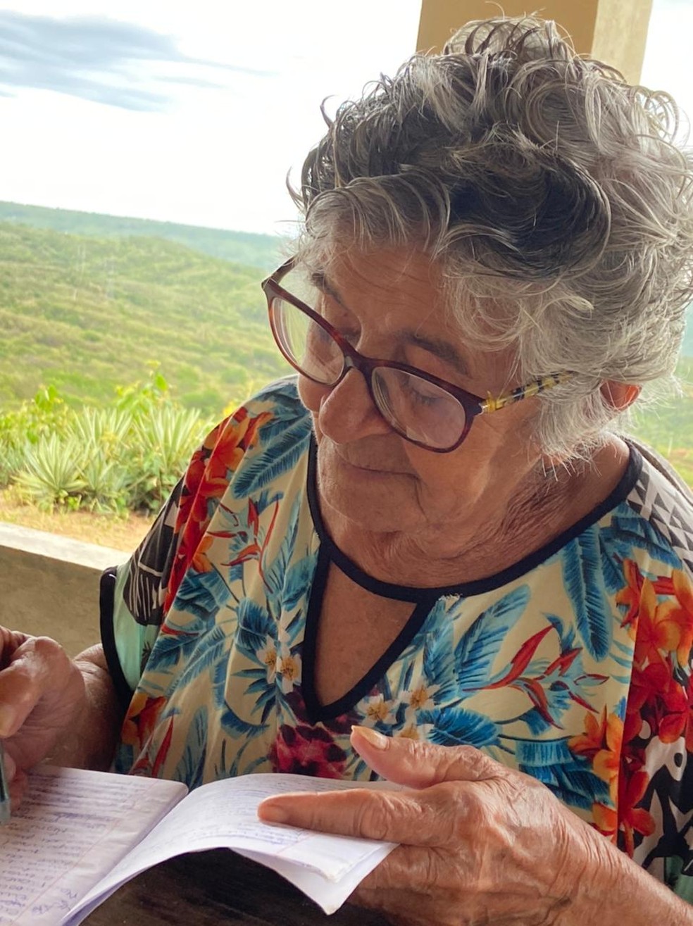 Dona Teresinha já definiu o título do livro: "Educação por Amor - Minha história" — Foto: Arquivo da família