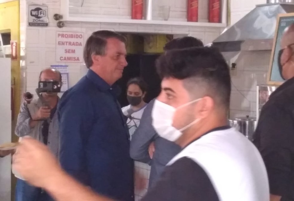 Bolsonaro toma café e come pastel em Registro, SP — Foto: Eric Moura