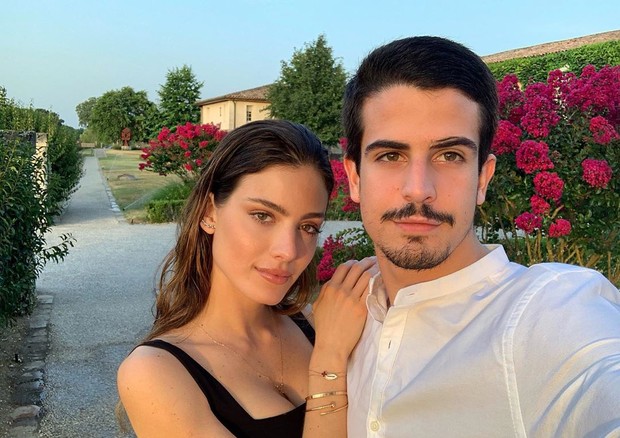 Enzo Celulari e Victoriag Grendene celebram dois anos de namoro (Foto: Reprodução/Instagram)