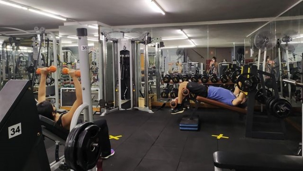 Além de diminuir os riscos de novas infecções, estudo aponta que limitação não reduz a clientela de forma linear durante o período de funcionamento — Foto: Alessandra Goes Alves via BBC