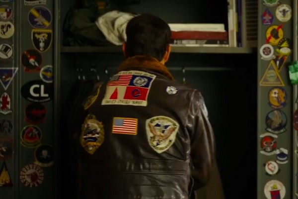 O ator Tom Cruise com seu casaco em cena do trailer de Top Gun: Maverick (Foto: Reprodução)