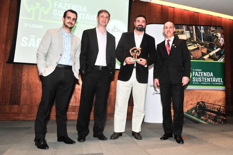 Leandro, Amílton, Emiliano recebem o troféu de terceiro colocado das mãos de Roberto Araújo