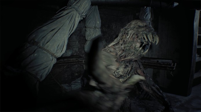 A cada atualização da demo de Resident Evil 7 mais novidades eram inseridas, como os estranhos monstros do porão (Foto: Reprodução/YouTube)