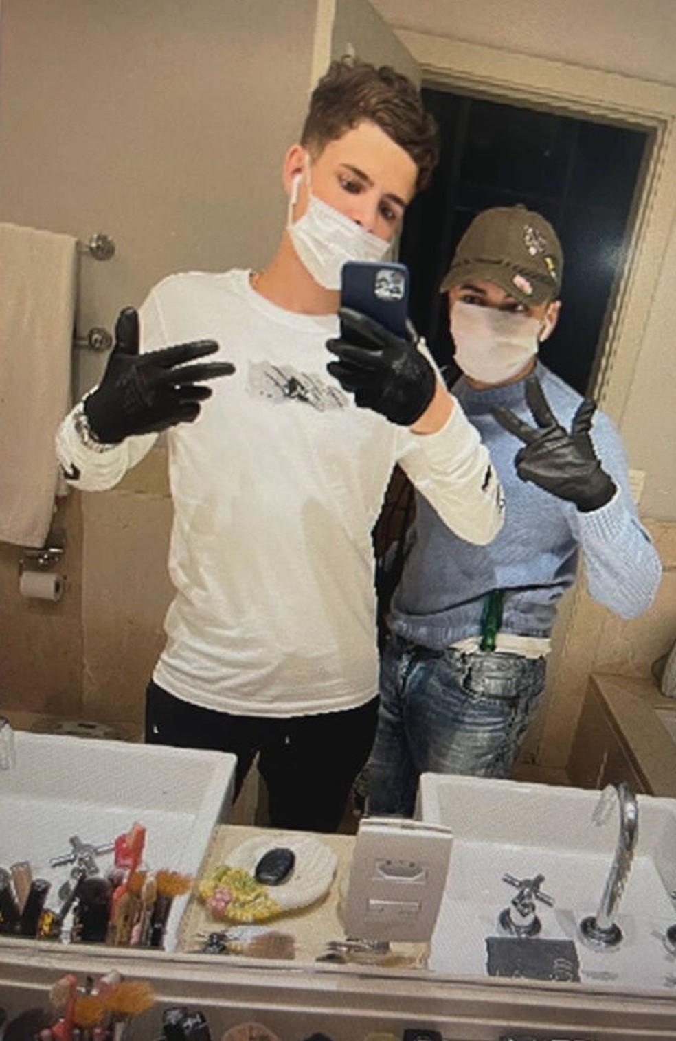 Selfie no local dos crimes de suspeitos de invadir e roubar apartamentos e casas em SP e no ABC Paulista.   — Foto: Reprodução/TV Globo