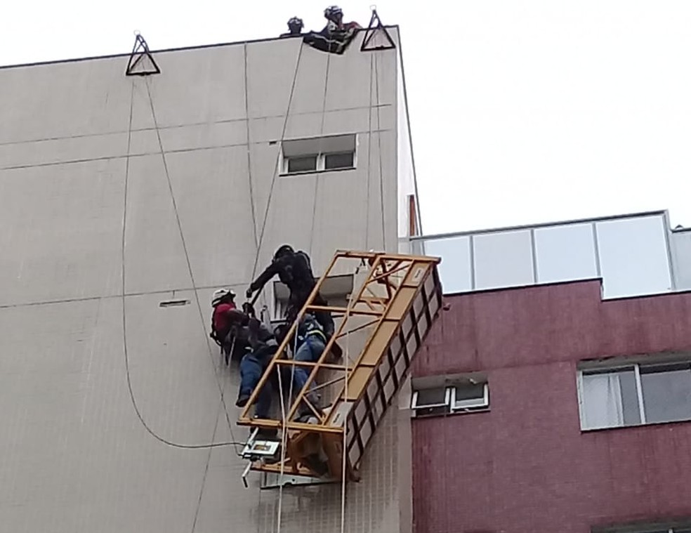 Homens ficam presos em plataforma suspensa de prédio na Bahia e são resgatados por bombeiros — Foto: Corpo de Bombeiros