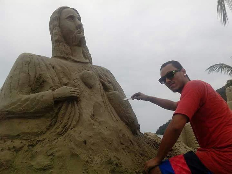 Allan Rosa é escultor de areia junto com o irmão de criação Márcio Santhos (Foto: Márcio Santhos/Arquivo pessoal)