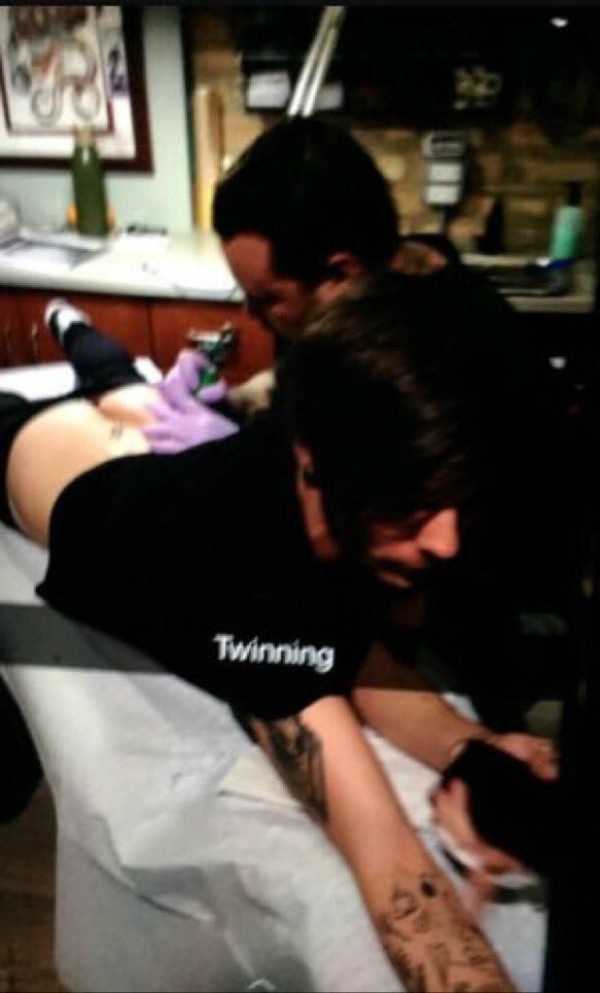 Louis Tomlinson no instante que tinha sua nádega tatuada (Foto: Instagram)
