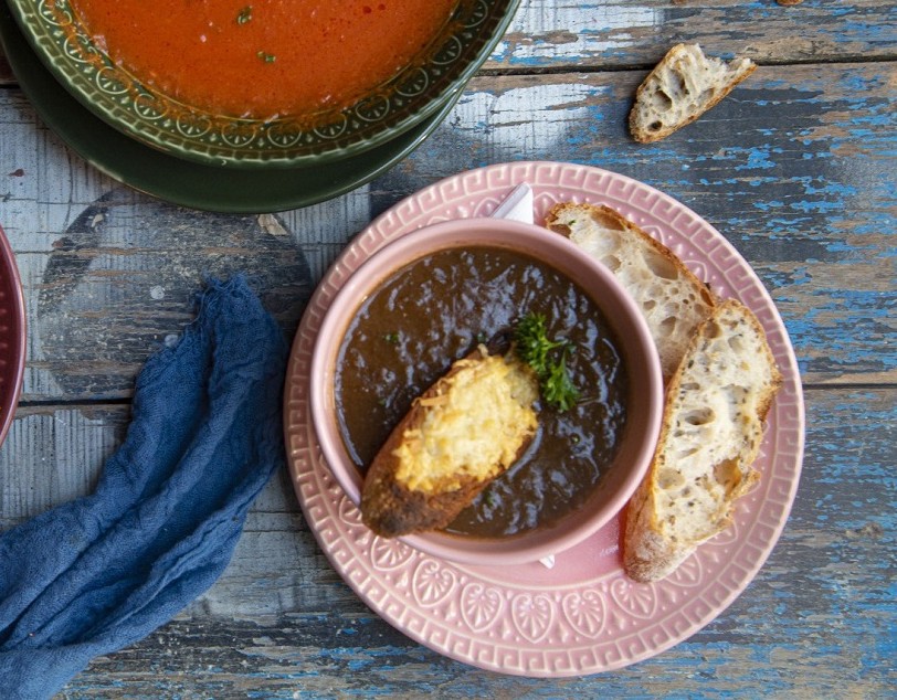 Receita de sopa de cebola é servida com fatia de baguete gratinada com queijo gruyere (Foto: Ligia Skowronski / Divulgação)