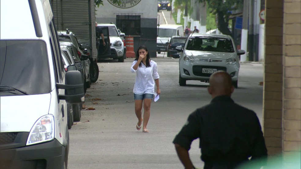 Danielle Estevão Fortes deixa a cadeia em Bangu após mais de 10 dias presa por engano — Foto: Reprodução/TV Globo