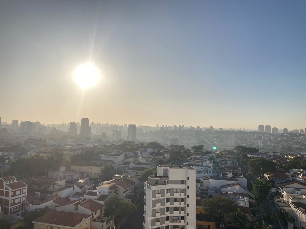 Início da manhã na Vila Mariana, Zona Sul de São Paulo, nesta segunda-feira, 4 de julho — Foto: Paula Paiva Paulo/g1