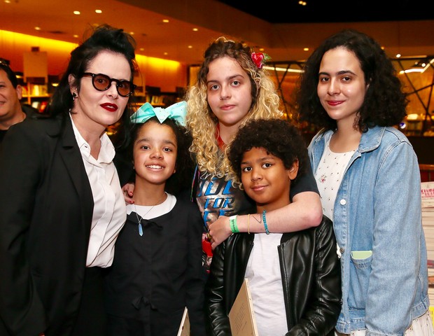 Fernanda Young com os quatro filhos (Foto: Brazil News/Manuela Scarpa)