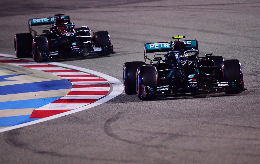Bottas à frente de Russell na classificação do GP de Sakhir — Foto: Getty Images